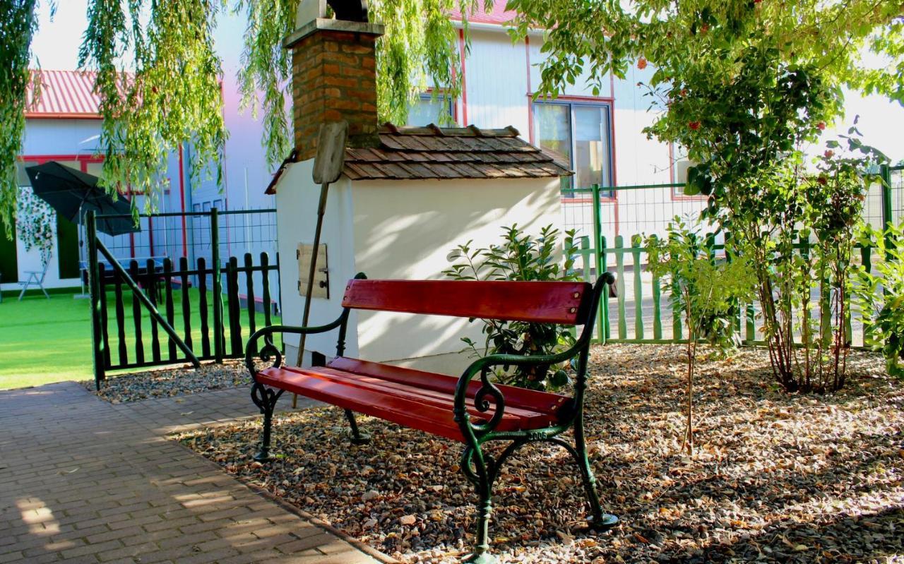 Applegarden Villa Debrecen Eksteriør billede
